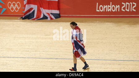 Victoria Pendleton di Gran Bretagna celebra con un Unione Jack dopo aver vinto l'oro in donne Keirin ciclismo su pista durante la finale di Londra 2012 Giochi Olimpici al velodromo, Londra, Gran Bretagna, 03 agosto 2012. Foto: Christian Charisius dpa Foto Stock