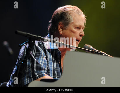 Musicista Brian Wilson di noi Band Beach Boys esegue sul palco durante un concerto alla O2 World di Berlino, Germania, 03 agosto 2012. I Beach Boys eseguito canzoni dal loro nuovo album "che è il motivo per cui Dio ha fatto la Radio". Foto: Britta Pedersen Foto Stock