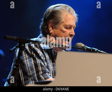 Musicista Brian Wilson di noi Band Beach Boys esegue sul palco durante un concerto alla O2 World di Berlino, Germania, 03 agosto 2012. I Beach Boys eseguito canzoni dal loro nuovo album "che è il motivo per cui Dio ha fatto la Radio". Foto: Britta Pedersen Foto Stock