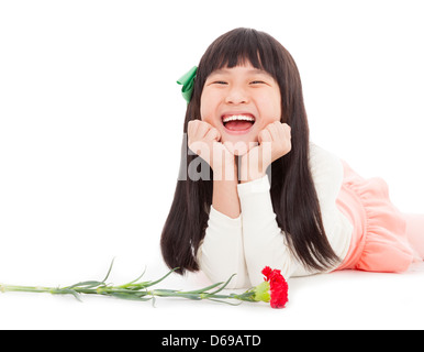 Felice bambina con fiori di garofano per la festa della mamma Foto Stock