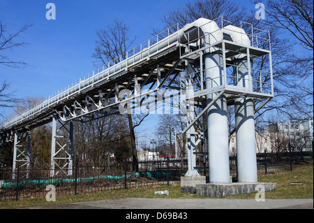 Condutture industriali sul tubo-ponte contro il cielo blu Foto Stock