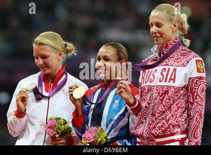 Medaglia di Bronzo Tatyana Chernova della Russia (R-L), medaglia d'oro Jessica Ennis della Gran Bretagna e medaglia di argento Lilli Schwarzkopf di Germania pone sul podio durante la premiazione di Heptathlon evento durante il London 2012 Giochi Olimpici atletica, Via ed eventi sul campo presso lo Stadio Olimpico, Londra, Gran Bretagna, 04 agosto 2012. Foto: Michael Kappeler dpa +++(c) - dpa Foto Stock