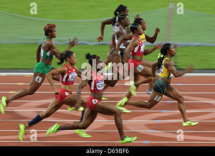 Shelly-Ann Fraser-Pryce della Giamaica (R) compete nel 100m evento durante il London 2012 Giochi Olimpici atletica, Via ed eventi sul campo presso lo Stadio Olimpico, Londra, Gran Bretagna, 04 agosto 2012. Foto: Michael Kappeler dpa +++(c) dpa - Bildfunk+++ Foto Stock