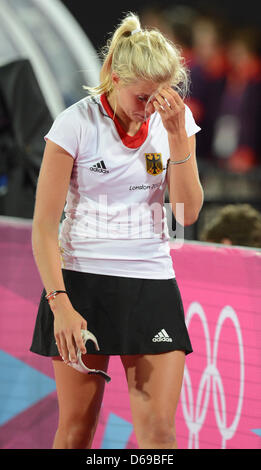 La Germania Kristina Hillmann reagisce dopo aver perso il turno preliminare Gruppo B corrisponde la Germania vs Argentina in Riverside Arena presso il London 2012 Giochi Olimpici di Londra, Gran Bretagna, 04 agosto 2012. Foto: Jochen Luebke dpa +++(c) dpa - Bildfunk+++ Foto Stock