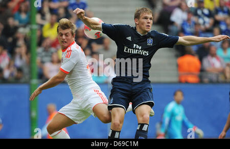 Di Amburgo Artjoms Rudnevs (R) il sistema VIES per la bal con Monaco di Baviera Toni Kroos durante la Liga totale Cup Soccer match tra Amburgo SV e Bayern Monaco di Imtech Arena di Amburgo, Germania, 05 agosto 2012. Foto: ANGELIKA WARMUTH Foto Stock