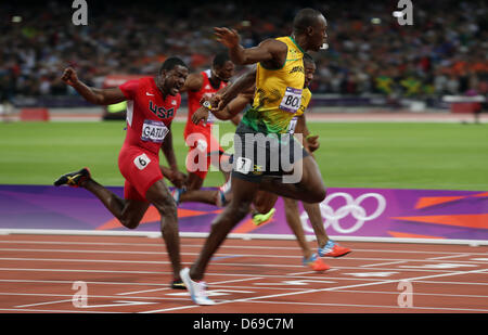 La Giamaica Usain Bolt attraversa la linea del traguardo in Uomini 100m durante la finale di Londra 2012 Giochi Olimpici atletica, Via ed eventi sul campo presso lo Stadio Olimpico, Londra, Gran Bretagna, 05 agosto 2012. Foto: Michael Kappeler dpa +++(c) dpa - Bildfunk+++ Foto Stock