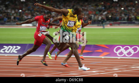 La Giamaica Usain Bolt (anteriore) attraversa la linea del traguardo in Uomini 100m durante la finale di Londra 2012 Giochi Olimpici atletica, Via ed eventi sul campo presso lo Stadio Olimpico, Londra, Gran Bretagna, 05 agosto 2012. Foto: Michael Kappeler dpa +++(c) dpa - Bildfunk+++ Foto Stock