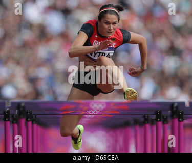 Carolin Nytra di Germania compete Donne 100m Ostacoli Round 1 calore di atletica leggera, la via e il campo eventi in Olympic Stadion presso il London 2012 Giochi Olimpici di Londra, Gran Bretagna, 06 agosto 2012. Foto: Michael Kappeler dpa +++(c) dpa - Bildfunk+++ Foto Stock