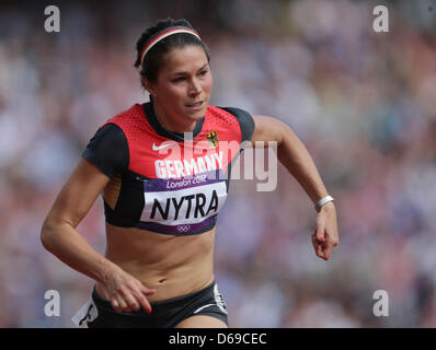 Carolin Nytra di Germania compete durante Donne 100m Ostacoli Round 1 il calore dell'atletica leggera, la via e il campo eventi in Olympic Stadion presso il London 2012 Giochi Olimpici di Londra, Gran Bretagna, 06 agosto 2012. Foto: Michael Kappeler dpa +++(c) dpa - Bildfunk+++ Foto Stock