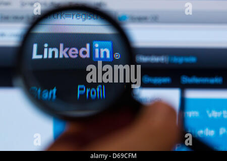 Illustrazione - Il sito di social networking per le persone in occupazioni professionali LinkedIn è visto attraverso una lente di ingrandimento in Schwerin, Germania, 06 agosto 2012. LinkedIn archiviato per un'offerta pubblica iniziale nel gennaio 2011. Nel secondo trimestre del 2012, la rete rivolta un profitto di quasi 228 milioni di dollari. Foto: Jens Buettner Foto Stock