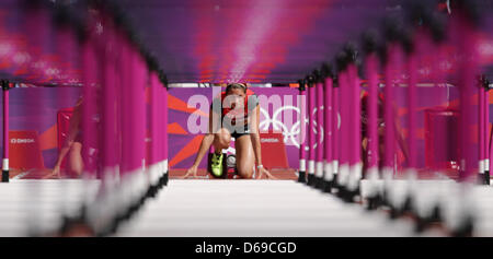 Carolin Nytra di Germania compete Donne 100m Ostacoli Round 1 calore di atletica leggera, la via e il campo eventi in Olympic Stadion presso il London 2012 Giochi Olimpici di Londra, Gran Bretagna, 06 agosto 2012. Foto: Michael Kappeler dpa +++(c) dpa - Bildfunk+++ Foto Stock