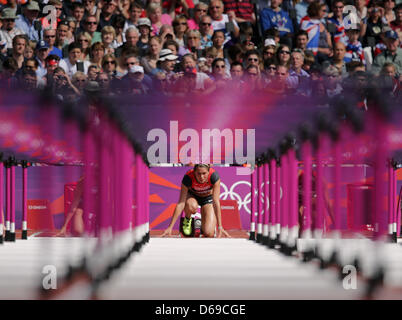 Carolin Nytra di Germania compete Donne 100m Ostacoli Round 1 calore di atletica leggera, la via e il campo eventi in Olympic Stadion presso il London 2012 Giochi Olimpici di Londra, Gran Bretagna, 06 agosto 2012. Foto: Michael Kappeler dpa +++(c) dpa - Bildfunk+++ Foto Stock