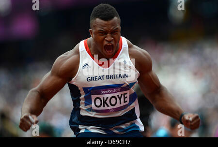 Lawrence Okoye di Gran Bretagna compete in Uomini Lancio del disco Qualification Round durante l atletica, la via e il campo eventi in Olympic Stadion presso il London 2012 Giochi Olimpici di Londra, Gran Bretagna, 06 agosto 2012. Foto: Marius Becker dpa +++(c) dpa - Bildfunk+++ Foto Stock