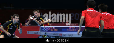 Germania Timo Boll (L) e Bastian Steger (2 L) in azione in azione durante la partita contro Jike Zhang (2R) e Hao Wang (R) della Cina durante Uomini Squadra Semifinale di tennis da tavolo evento in ExCeL Arena presso il London 2012 Giochi Olimpici di Londra, Gran Bretagna, 6 agosto 2012. Foto: Christian Charisius dpa +++(c) dpa - Bildfunk+++ Foto Stock