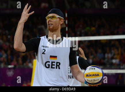 Jonas Reckermann di Germania gesti durante gli uomini di Beach Volley Quarterfinal tra orlo / Reckermann di Germania e Cunha / Santos del Brasile con la sfilata delle Guardie a Cavallo presso il London 2012 Giochi Olimpici di Londra, Gran Bretagna, 06 agosto 2012. Foto: Jochen Luebke dpa dpa +++(c) dpa - Bildfunk+++ Foto Stock