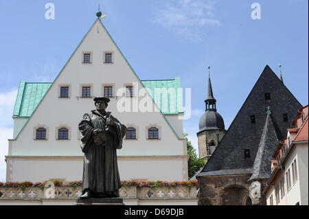 La piazza del mercato con il municipio (L-R), Lutero memorial e San Andreas chiesa è raffigurato a Eisleben, Germania, 29 giugno 2012. Eisleben è famosa come la città natale di Martin Lutero. Foto: Jens Kalaene Foto Stock