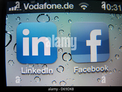 Illustrazione - app del sito di social networking per le persone in occupazioni professionali LinkedIn e il social network Facebook sono visibili su uno smartphone a Berlino, Germania, 07 agosto 2012. LinkedIn archiviato per un'offerta pubblica iniziale nel gennaio 2011 - in opposizione a Facebook con successo. Nel secondo trimestre del 2012, la rete rivolta un profitto di quasi 228 milioni d Foto Stock