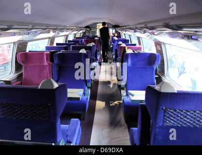 Un membro del personale passeggiate attraverso un vano di double-decker TGV Euroduplex in treno arrivando alla stazione principale per prove operative di Stoccarda, Germania, 07 agosto 2012. I treni ad alta velocità francesi entreranno in funzione sulla linea Parigi-Strasburgo-Stuttgart-münchen dal dicembre 2012. Foto: BERND WEISSBROD Foto Stock