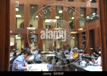 Vista della sala di lettura principale del Jacob e Wilhelm Grimm-Center a Berlino, Germania, 23 luglio 2012. La moderna biblioteca centrale della Humboldt University (HU) in Geschwister-Scholl-Street ha aperto le sue porte nel 2009. Foto: Jens Kalaene Foto Stock