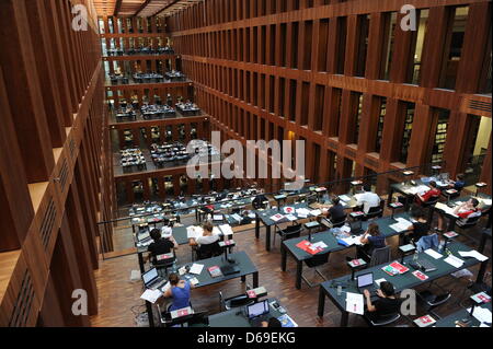 Vista della sala di lettura principale del Jacob e Wilhelm Grimm-Center a Berlino, Germania, 23 luglio 2012. La moderna biblioteca centrale della Humboldt University (HU) in Geschwister-Scholl-Street ha aperto le sue porte nel 2009. Foto: Jens Kalaene Foto Stock