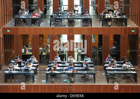 Vista della sala di lettura principale del Jacob e Wilhelm Grimm-Center a Berlino, Germania, 23 luglio 2012. La moderna biblioteca centrale della Humboldt University (HU) in Geschwister-Scholl-Street ha aperto le sue porte nel 2009. Foto: Jens Kalaene Foto Stock