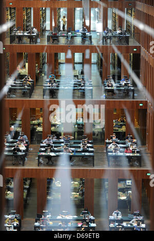 Vista della sala di lettura principale del Jacob e Wilhelm Grimm-Center a Berlino, Germania, 23 luglio 2012. La moderna biblioteca centrale della Humboldt University (HU) in Geschwister-Scholl-Street ha aperto le sue porte nel 2009. Foto: Jens Kalaene Foto Stock