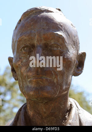 Un busto di scrittore tedesco Hermann Hesse si erge di fronte al Hermann-Hesse-Hoeri-Museum presso il lago di Costanza a Gaienhofen, Germania, 08 agosto 2012. È la prima residenza della famiglia Hesse. Hanno affittato la casa dal 1904 fino al 1907 quando hanno costruito la propria casa. È il cinquantesimo anniversario di Hesse il 09 agosto 2012. Foto: Patrick seeger Foto Stock