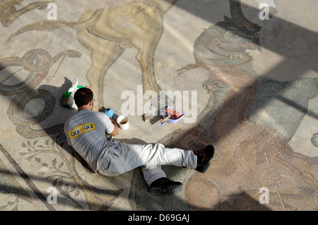 Il ripristino dei mosaici romani in Villa Romana, Sicilia, Italia. Foto Stock