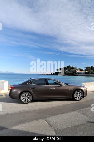 2013 Maserati Quattroporte sulla Riviera francese Foto Stock