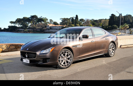 2013 Maserati Quattroporte sulla Riviera francese Foto Stock