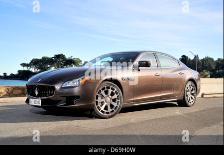 2013 Maserati Quattroporte sulla Riviera francese Foto Stock