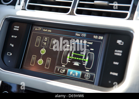 Terreno nella schermata di risposta 2013 Range Rover nel deserto del Marocco. Tutti i nuovi L405 Caratteristiche del modello e tutti guscio in alluminio Foto Stock