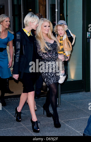 Ashlee Simpson Jessica Simpson e Bronx Wentz Jessica Simpson mentre tiene il suo nipote come lei lascia un hotel di Manhattan con il suo Foto Stock