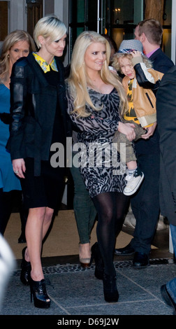 Ashlee Simpson, Jessica Simpson e Bronx Wentz Jessica Simpson mentre tiene il suo nipote come lei lascia un hotel di Manhattan con il suo Foto Stock