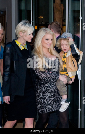 Ashlee Simpson, Jessica Simpson e Bronx Wentz Jessica Simpson mentre tiene il suo nipote come lei lascia un hotel di Manhattan con il suo Foto Stock