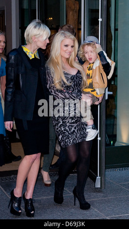 Ashlee Simpson, Jessica Simpson e Bronx Wentz Jessica Simpson mentre tiene il suo nipote come lei lascia un hotel di Manhattan con il suo Foto Stock