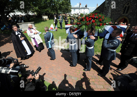 L'Ultimo Post viene riprodotto per Henry Allingham al suo funerale oggi presso la chiesa parrocchiale di San Nicola di Myra in Brighton Foto Stock