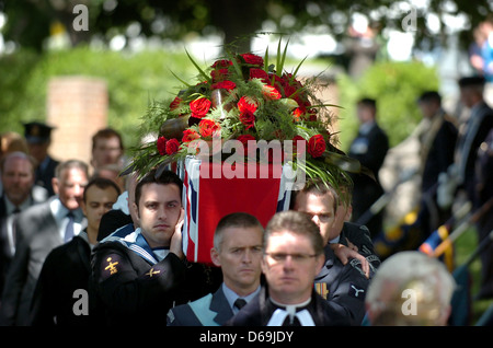 La bara è portato dalla pall portatori per il funerale di Henry Allingham presso la chiesa parrocchiale di San Nicola di Myra Foto Stock