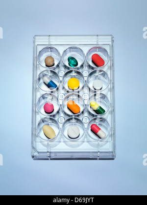 Una varietà di farmaci in seduta un multi ben vassoio campioni illustrante il farmaco di prova clinica Foto Stock