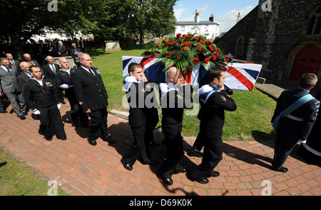 La bara è portato dalla pall portatori per il funerale di Henry Allingham presso la chiesa parrocchiale di San Nicola di Myra Foto Stock