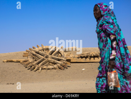 Donna nubiano passando davanti ad un vecchio pozzo, Sesebi, Sudan Foto Stock