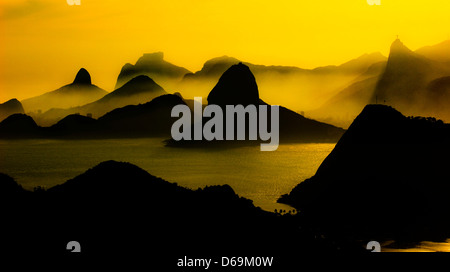 Montagne di Rio de Janeiro e ingresso della baia di Guanabara Sugar Loaf Morro Dois Irmaos Rock di Gavea Corcovado Cristo Foto Stock