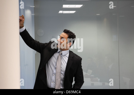 Imprenditore iscritto su whiteboard Foto Stock