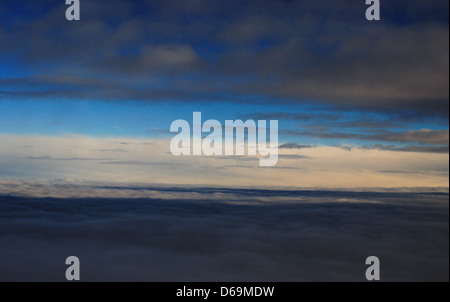 Una foto scattata da un posto vicino alla finestra dell'aereo, che mostra una vista del cielo durante un volo, con enfasi sulle nuvole e l'ampia atmosfera all'esterno. Foto Stock