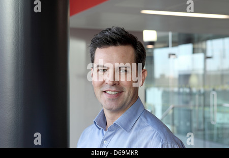 Imprenditore sorridente in ufficio Foto Stock