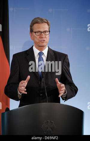 Berlino, Germania. Il 15 aprile, 2013. FM tedesco Westerwelle incontra Nabil Al Arabi, Segretario Generale della Lega Araba, in Federal Foreign Office di Berlino.Guido Westerwelle (FDP), il Ministro degli esteri tedesco, parla alla stampa. Foto Stock