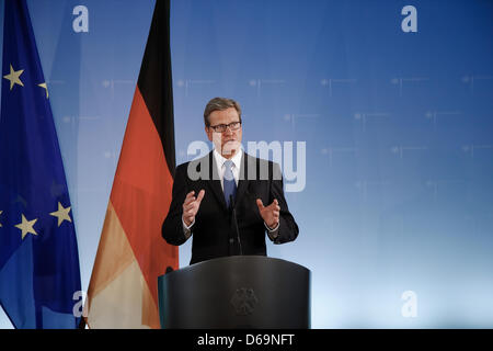 Berlino, Germania. Il 15 aprile, 2013. FM tedesco Westerwelle incontra Nabil Al Arabi, Segretario Generale della Lega Araba, in Federal Foreign Office di Berlino. Guido Westerwelle (FDP), il Ministro degli esteri tedesco, parla alla stampa. Foto Stock