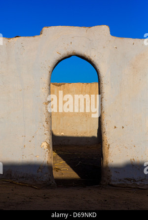 Gate nel cortile di una tradizionale casa Nubiano, Tumbus,Sudan Foto Stock