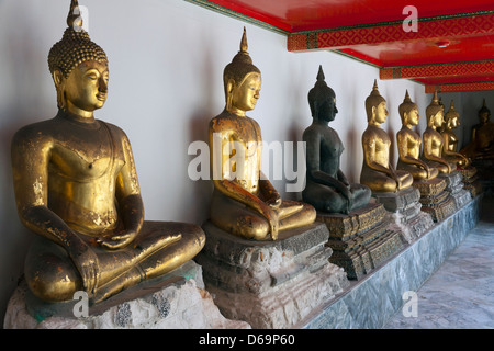Fila di statue di Buddha a Wat Pho Bangkok Foto Stock
