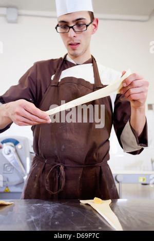 Baker formatura di impasti in cucina Foto Stock